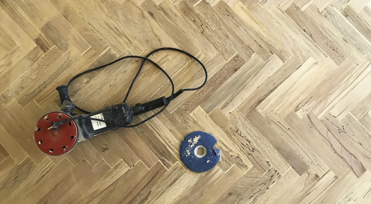 Põrandalihvimismasin on oma töö lõpetanud